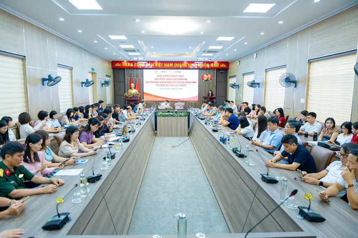 Các giảng viên nhà trường tham gia Hội thảo khoa học "Giải pháp nâng cao trình độ chuyên môn và ngoại ngữ cho cán bộ, giảng viên Trường Đại học Hải Phòng". Ảnh: website nhà trường dhhp-2.jpg