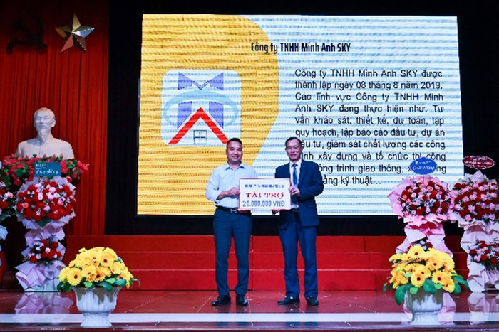 Các doanh nghiệp, trao tặng phần quà tài trợ, xây dựng quỹ Khuyến học, khuyến tài của Nhà trường. picture9.jpg