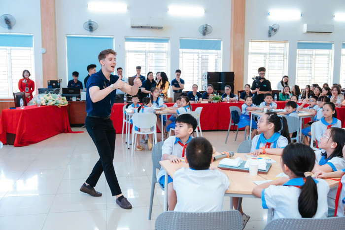 Dưới sự dẫn dắt của thầy giáo Henry các em học sinh hào hứng bày tỏ quan điểm cá nhân. 2518363313439006117.jpg