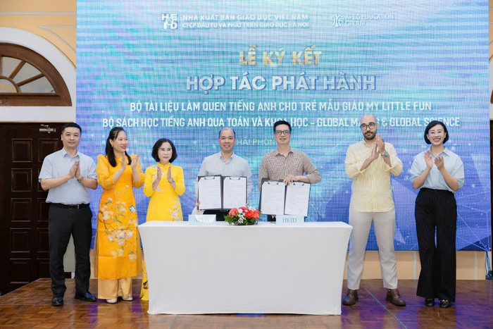 Công ty TNHH Đầu tư giáo dục Châu Á Thái Bình Dương (APEG) ký kết hợp tác với Công ty Cổ phần Đầu tư và Phát triển Giáo dục Hà Nội (HEID – Công ty thành viên của Nhà xuất bản Giáo dục Việt Nam) đã ký kết hợp tác phát hành các bộ sách tiếng Anh chất lượng cao (Ảnh: LT) ky-ket-1-3744.jpg
