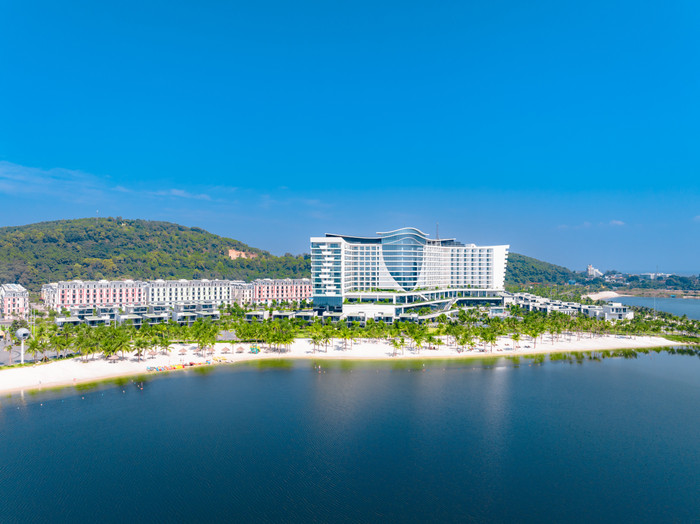 Khách sạn Dream Dragon Resort toạ lạc bên bãi biển Rồng - tạc lên một bức tranh trữ tình thơ mộng. dji-20231028163459-0061-d-1.jpg