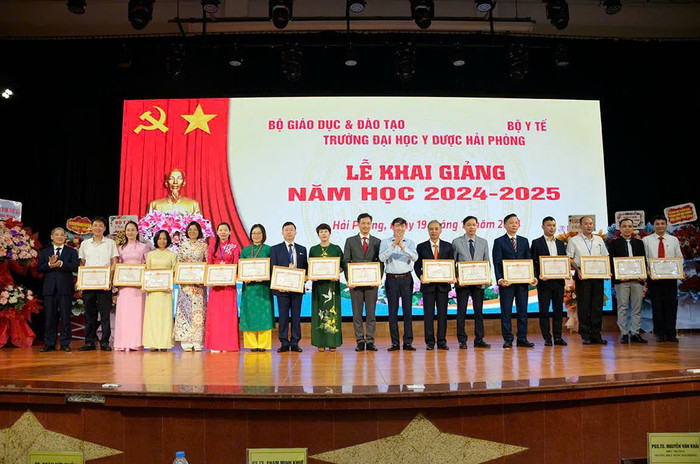 Lãnh đạo nhà trường biểu dương đội ngũ cán bộ, giảng viên và sinh viên có thành tích xuất sắc nhân dịp khai giảng. Ảnh: NTCC 4094db6d32fcb8a2e1ed.jpg