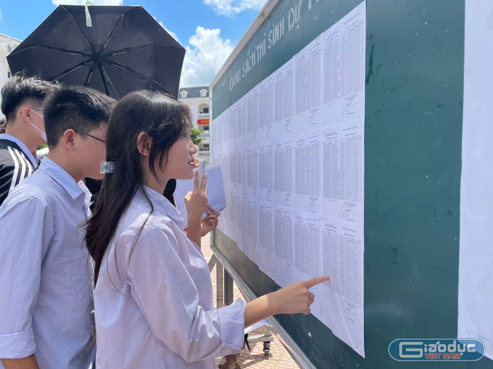 Thí sinh xem lại phòng thi, số báo danh tại điểm thi Trường Trung học phổ thông Hồng Bàng (Ảnh: Minh Ngọc) gdvn-thi-thpt2-25-4.jpg