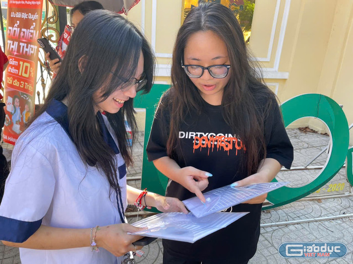 Các thí sinh kiểm tra giấy tờ trước khi vào phòng thi (Ảnh: Minh Ngọc) gdvn-thi-thpt2-25-10.jpg