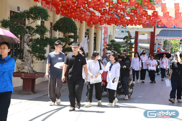 Nhiều thí sinh đến điểm thi Trường Trung học phổ thông Thái Phiên từ khá sớm (Ảnh: Lã Tiến) gdvn-thi-thpt2-25-17.jpg