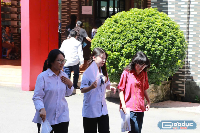 Các thí sinh đến dự thi tại điểm thi Trường Trung học phổ thông Thái Phiên (Ảnh: Lã Tiến) gdvn-thi-thpt2-25-12.jpg