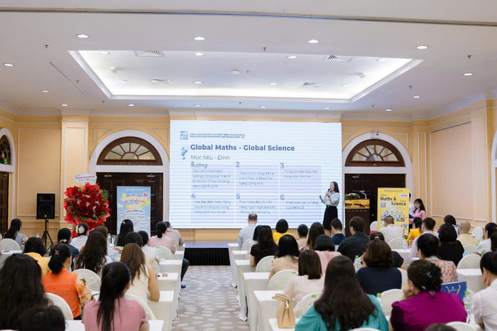 Lãnh đạo Công ty Cổ phần Đầu tư và Phát triển Giáo dục Hà Nội giới thiệu về bộ sách (Ảnh: LT) ky-ket-3.jpg