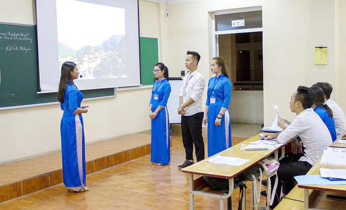 Sinh viên Khoa Du lịch Trường Đại học Hạ Long trong một buổi học thực hành (Ảnh: NTCC) dhhl-2025-1.jpg