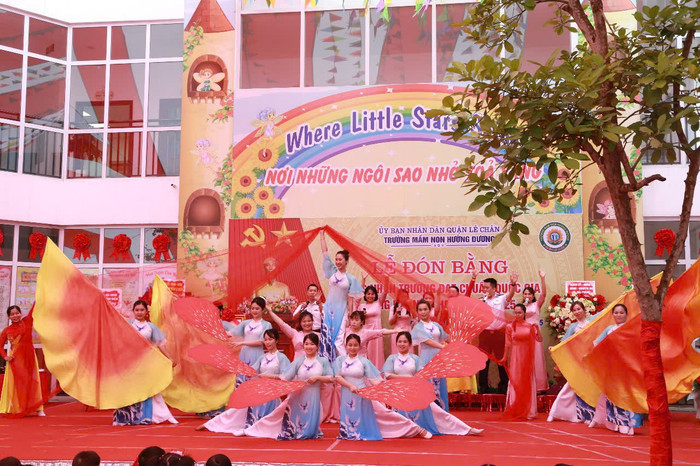 Tiết mục văn nghệ đặc sắc tại lễ đón bằng công nhận trường chuẩn (Ảnh: LT) mn-huong-duong-5.jpg