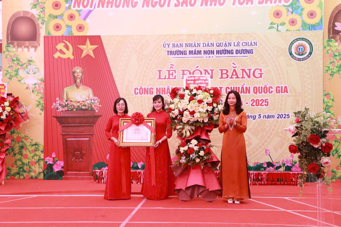 Thay mặt lãnh đạo thành phố, bà Trần Thu Hương - Bí thư Quận uỷ Lê Chân trao bằng công nhận trường chuẩn quốc gia cho lãnh đạo nhà trường (Ảnh: LT) mn-huong-duong-3.jpg