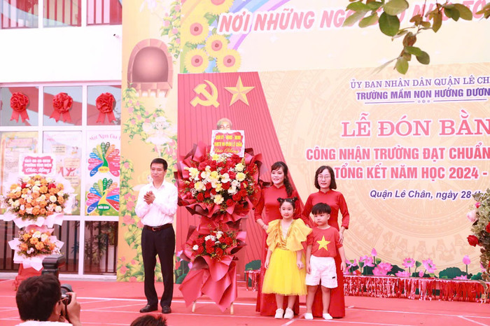 Lãnh đạo quận Lê Chân tặng hoa chúc mừng nhà trường (Ảnh: LT) mn-huong-duong-4.jpg