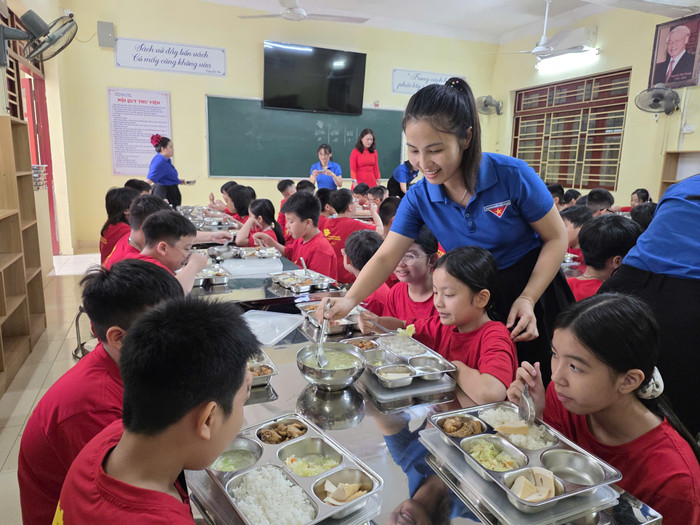 Trường Trung học cơ sở Lê Chân (phường An Biên, thành phố Hải Phòng) đã tổ chức cho học sinh ăn bán trú được hơn 2 tuần. 2500006121882279723.jpg