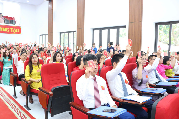 Các đại biểu biểu quyết tại Đại hội. z6722399040230-2e8453ba07cdee19405c4812146aa303.jpg