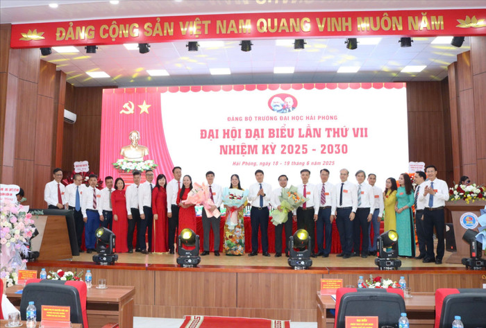 Phó chủ tịch Ủy ban nhân dân thành phố chúc mừng Ban Chấp hành Đảng bộ Trường Đại học Hải Phòng và Ban Chấp hành Uỷ ban kiểm tra Đảng uỷ trường khoá 7, nhiệm kỳ 2025-2030. z6722399240430-a4cf020cda146d84aa135ebedca98006-3308.jpg