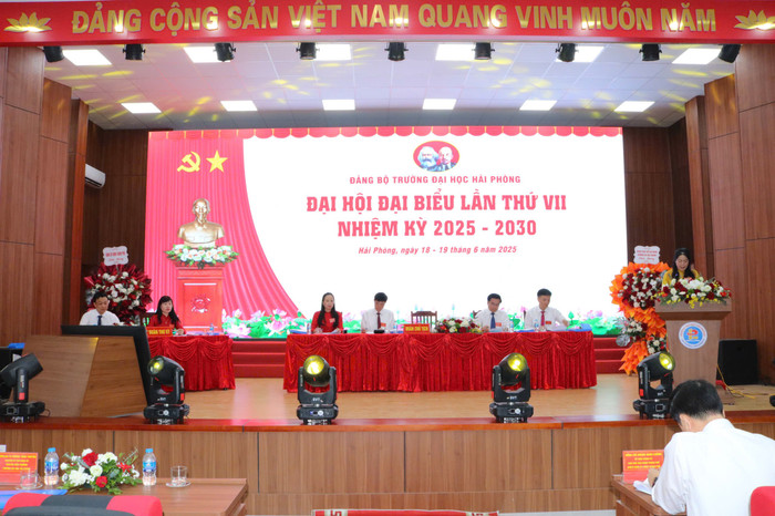 Cô Nguyễn Thị Hiên, Bí thư Đảng uỷ, Chủ tịch Hội đồng trường báo cáo tại Đại hội. z6722399251342-158065fe96aa10a32e46f1910b4211da.jpg