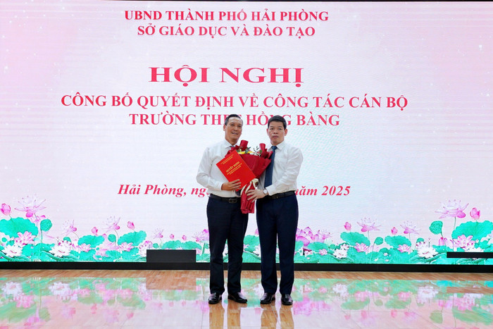 Tiến sĩ Lương Văn Việt - Giám đốc Sở Giáo dục và Đào tạo Hải Phòng trao quyết định và tặng hoa cho nhà giáo Phạm Hoàng Hưng. Ảnh: Sở GD&ĐT Hải Phòng 539596325-122204364608099919-1633032440649302806-n.jpg