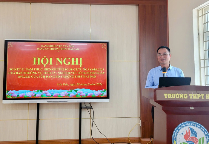 Thầy Trần Văn Tân - Hiệu trưởng Trường Trung học phổ thông Hải Đảo (Vân Đồn, Quảng Ninh). Ảnh: website nhà trường thpt-qn-2.jpg