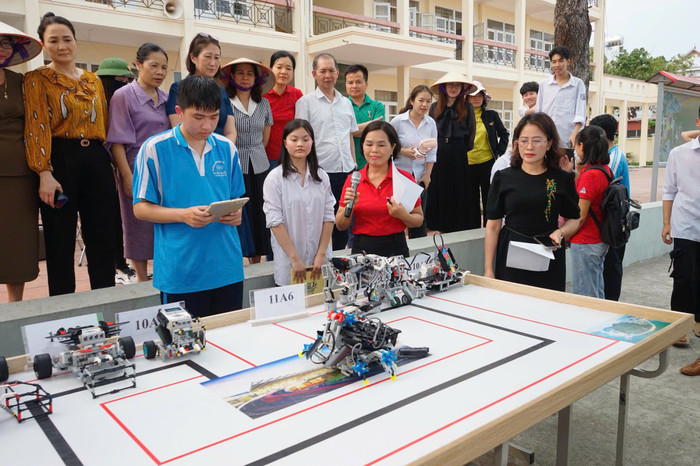 Học sinh Trường Trung học phổ thông Hải Đảo trong một hoạt động tìm hiểu về giáo dục STEM. Ảnh: website nhà trường thpt-qn-4.jpg