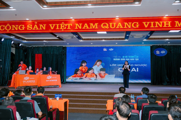 Lớp học đảo ngược có AI do thầy và trò FPT Schools cùng tái hiện lại ngay trong hội thảo (Ảnh: FPT) hoi-thao-fpt-6.jpg
