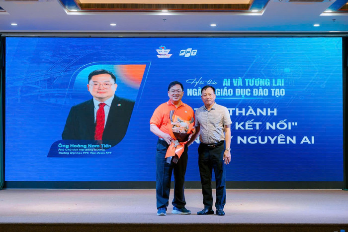 Đại diện Sở Giáo dục và Đào tạo Hải Phòng tặng hoa cảm ơn ông Hoàng Nam Tiến (Ảnh: FPT) hoi-thao-fpt-7.jpg