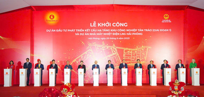 Các đại biểu bấm nút khởi công dự án (Ảnh: Đàm Thanh) 17041.jpg