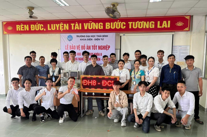 Sinh viên ngành Công nghệ kỹ thuật điện, điện tử trong buổi bảo vệ đồ án tốt nghiệp. Ảnh: NTCC 4-20250718110526-e.jpg