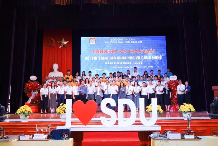 Ban tổ chức, các đại biểu khách mời, các nhóm tác giả giảng viên, học sinh, sinh viên chụp ảnh lưu niệm tại buổi lễ tổng kết và trao giải.