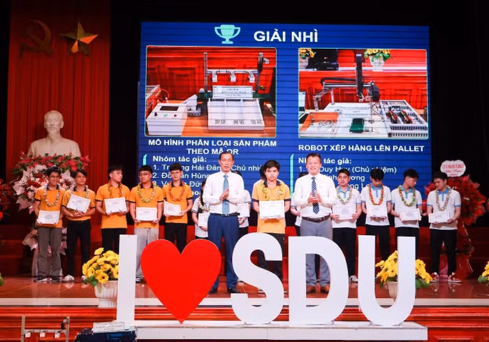 Ban tổ chức trao 2 giải Nhì cho các công trình của sinh viên khoa Điện.