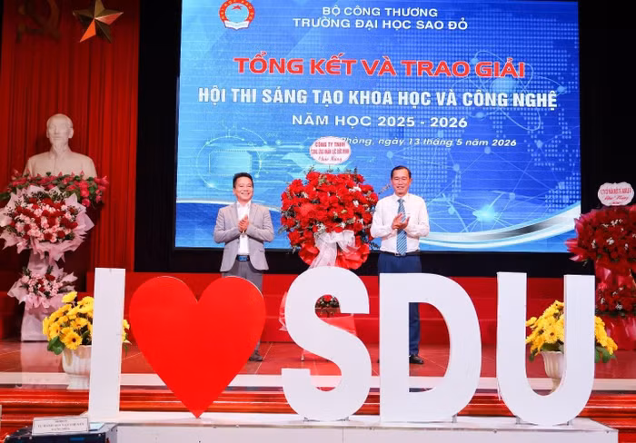 Các doanh nghiệp chúc mừng nhà trường.