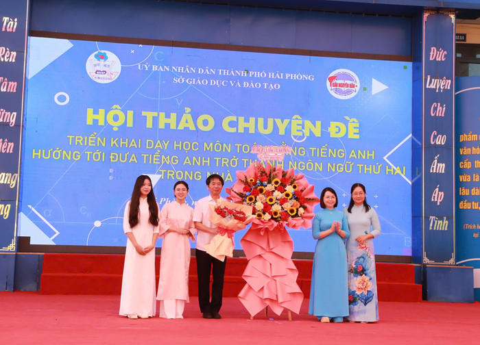 Ông Đỗ Duy Hưng - Phó giám đốc Sở Giáo dục và Đào tạo Hải Phòng tặng hoa chúc mừng Ban giám hiệu nhà trường và giáo viên thực hiện tiết dạy minh hoạ (Ảnh: LT) thpt-tran-nguyen-han-3.jpg