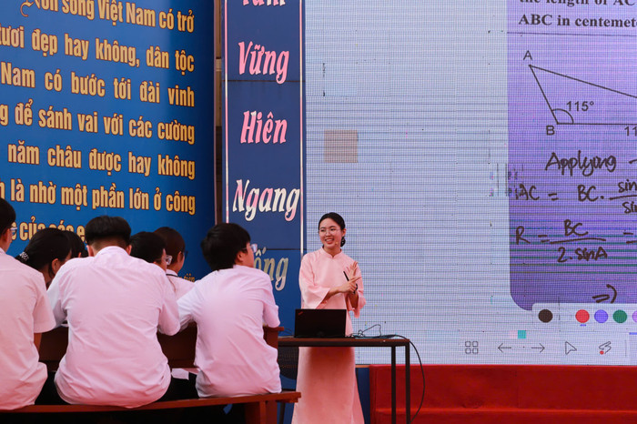 Trong tiết dạy, giáo viên đã sử dụng nhiều phương pháp dạy học hiện đại, ứng dụng công nghệ thông tin vào trong giảng dạy (Ảnh: LT) thpt-tran-nguyen-han-6.jpg