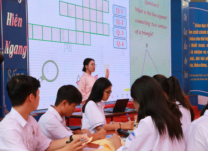 Cô giáo Phạm Thị Thu Trang và học sinh lớp 10 nhà trường thực hiện tiết dạy minh hoạ (Ảnh: LT) thpt-tran-nguyen-han-5.jpg