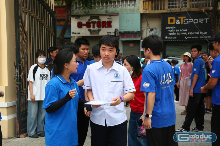 Lực lượng tình nguyện viên hướng dẫn thí sinh vào phòng thi (Ảnh: LT) gdvn-hp-thi-vao-10-8.jpg