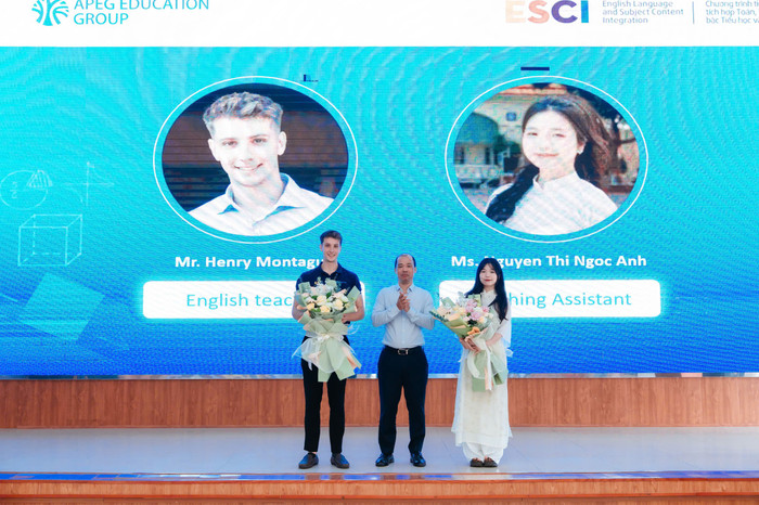 Thầy giáo Henry và cô giáo Nguyễn Thị Ngọc Anh nhận hoa chúc mừng của Công ty TNHH Đầu tư Giáo dục Châu Á Thái Bình Dương. 23152653-06b0-4f7e-b63b-dd6a397b6aff.jpg