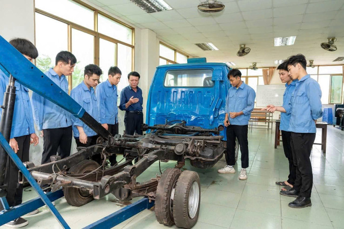 Một tiết thực hành của sinh viên ngành Công nghệ kỹ thuật cơ khí. Ảnh: NTCC tbu-cntt-4.jpg