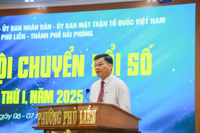 Ông Phạm Văn Diện – Chủ tịch Ủy ban nhân phường Phù Liễn phát biểu khai mạc hội thảo (Ảnh: LT) hoi-thao-phu-lien-1.jpg
