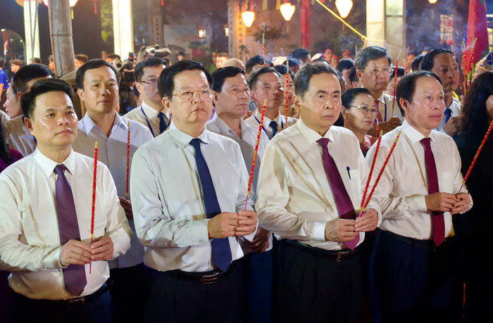 Các đồng chí lãnh đạo Đảng, Nhà nước, lãnh đạo thành phố dâng hương tưởng niệm Anh hùng dân tộc Trần Hưng Đạo. 1210-danghuong1638959022965441400.jpg