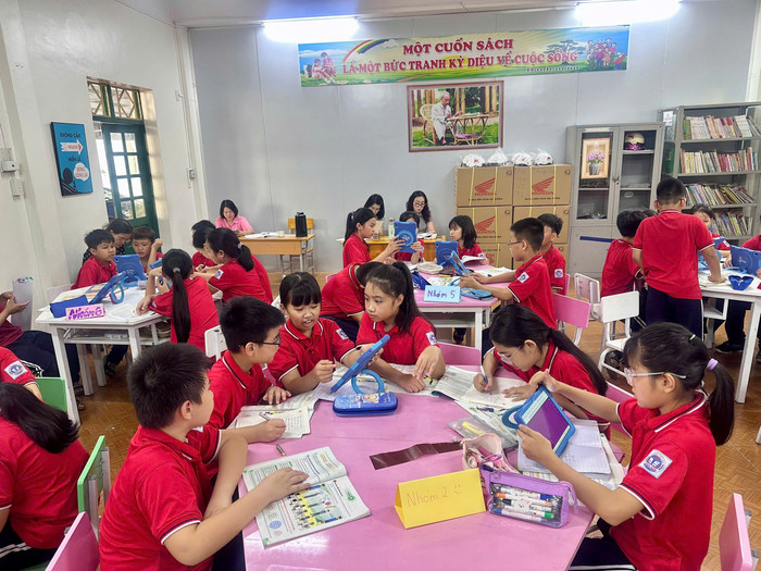 giáo viên và học sinh được trang bị các thiết bị thông minh, thuận tiện ứng dụng vào việc dạy và học. 111104695092410570.jpg