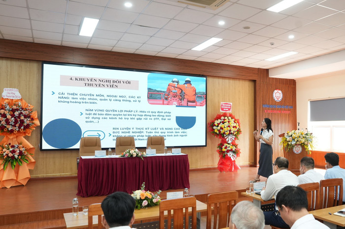 Đại diện Cục Hàng hải và Đường thủy Việt Nam chia sẻ tham luận “Chế độ chính sách đảm bảo quyền lợi cho thuyền viên tại Việt Nam”. picture4.jpg