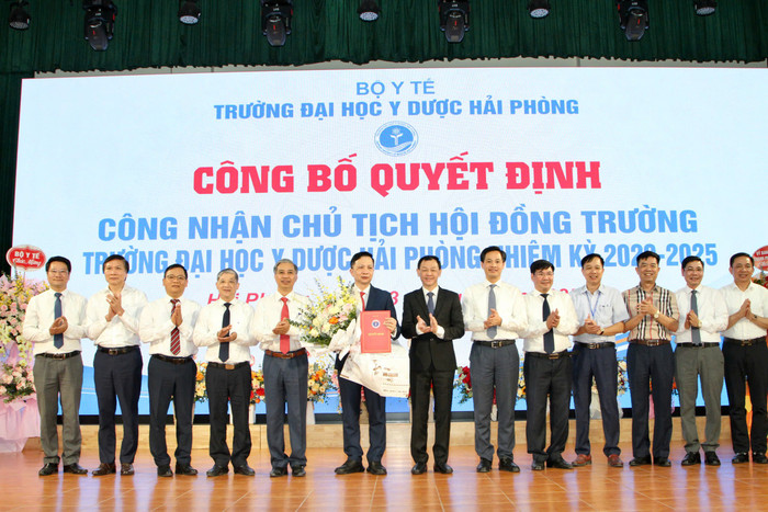Lãnh đạo Bộ Y tế và Trường Đại học Y Dược Hải Phòng chúc mừng tân Chủ tịch Hội đồng trường. chu-tich-hoi-dong-y-duoc-2.jpg