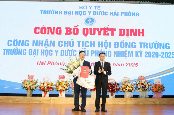 Thứ trưởng Bộ Y tế Nguyễn Trí Thức trao Quyết định và tặng hoa chúc mừng tân Chủ tịch Hội đồng Trường Đại học Y Dược Hải Phòng. (Ảnh: NH) chu-tich-hoi-dong-dh-y-duoc-1.jpg