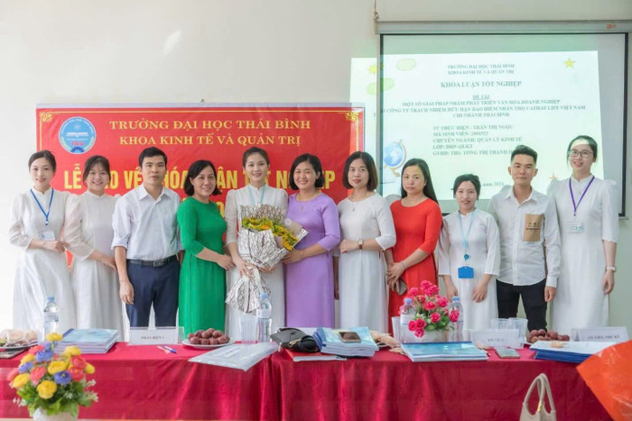 Sinh viên Khoa Kinh tế và Quản trị Trường Đại học Thái Bình bảo vệ khóa luận tốt nghiệp. Ảnh: NTCC tbu-quan-tri-kd-3.jpg