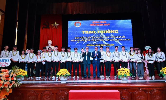 Sinh viên nhận học bổng doanh nghiệp của Công ty Trách nhiệm hữu hạn Điện lực Jaks Hải Dương. picture12.jpg