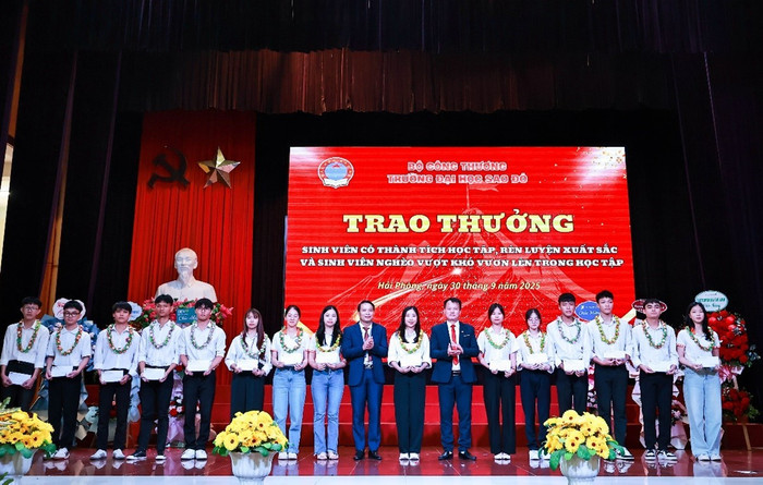 Lãnh đạo nhà trường trao thưởng cho sinh viên có thành tích học tập, rèn luyện xuất sắc và sinh viên nghèo vượt khó vươn lên trong học tập. picture17.jpg