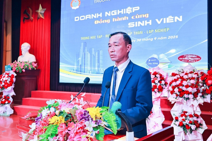 Tiến sĩ Đỗ Văn Đỉnh - Phó Hiệu trưởng Trường Đại học Sao Đỏ phát biểu tại chương trình. picture1.jpg