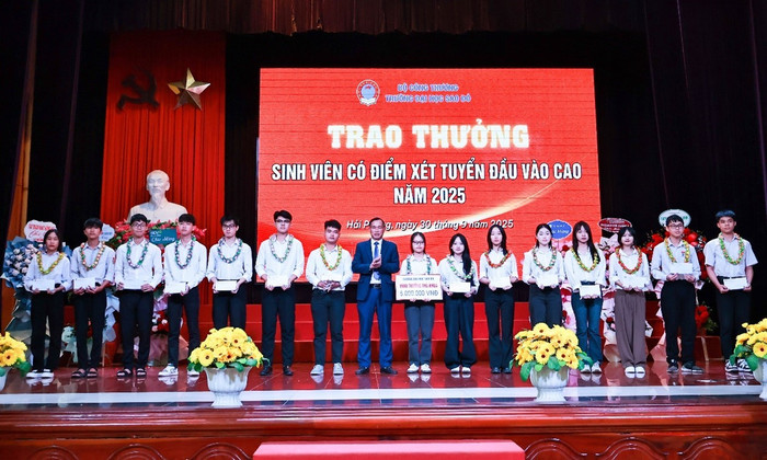 Nhà trường trao thưởng cho sinh viên Thủ khoa đầu vào năm 2025 và sinh viên có điểm xét tuyển đầu vào cao. picture14.jpg