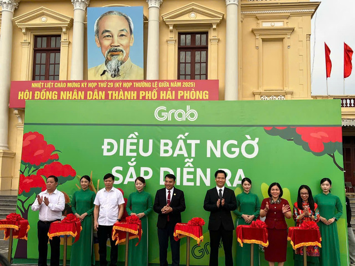Các đại biểu thực hiện nghi thức cắt băng khai mở khu vực check in và các hoạt động tương tác dành cho người dân tham gia (Ảnh: MN) grab-2.jpg