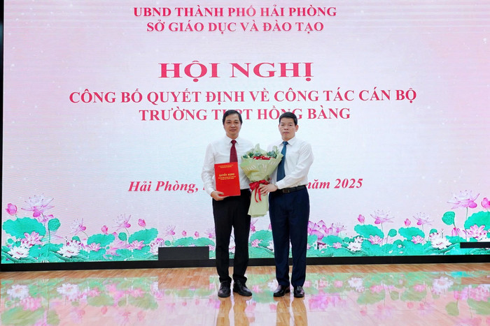 Nhà giáo Đoàn Thái Sơn được bổ nhiệm giữ chức vụ Hiệu trưởng Trường Trung học phổ thông Hồng Bàng.Ảnh: Sở GD&ĐT Hải Phòng 539286468-1384407377018246-8184465670417204304-n.jpg
