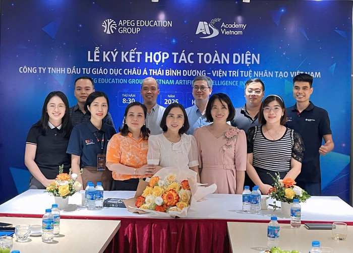 Hai đơn vị chụp ảnh lưu niệm (Ảnh: LT) img-20250809-205727.jpg