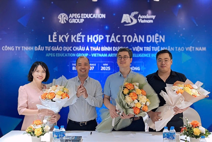Ông Vũ Văn Cương - Tổng giám đốc APEG tặng hoa lãnh đạo Viện Trí tuệ nhân tạo Việt Nam (Ảnh: LT) img-20250809-205714.jpg